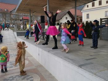 Maškare preplavile občinski trg