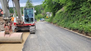 Prvo asfaltiranje v Žažarju naznanja konec gradnje