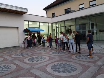 Gajin svet 2 v horjulskem kinu pod zvezdami