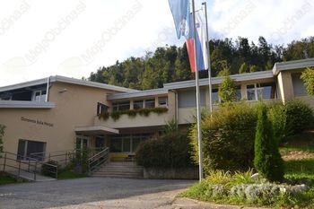 Nov nadstrešek pri OŠ Horjul