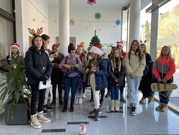 Koledniki so peli božične pesmi in prinašali veselje