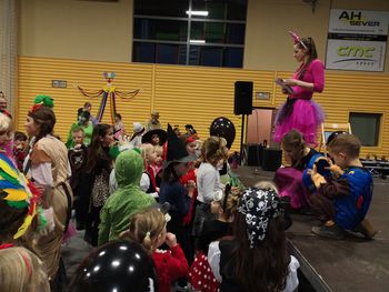 Pustno rajanje v športni dvorani