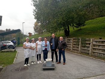 Čebelarji podarili 30 kilogramov medu vrtcu in šoli Čebelarji podarili 30 kilogramov medu vrtcu in šoli