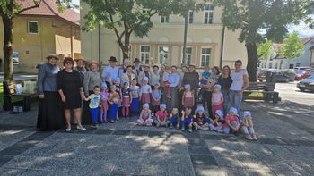 ODPRTA VAJA V PARKU TREBNJE: FOLKLORNA SKUPINA NASMEH IN CICI FOLKLORNIKI IZ VRTCA MAVRICA TREBNJE