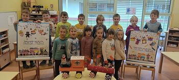 Otroci iz skupine Dežniki z umetniško ustvarjalnostjo obogatili praznično podobo trgovine Hofer Otroci iz skupine Dežniki z umetniško ustvarjalnostjo obogatili praznično podobo trgovine Hofer