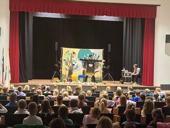 Ogled predstave »Gozdne sra(č)karije« v organizaciji Komunale Trebnje