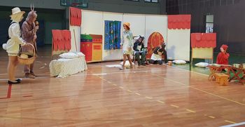 Gledališka predstava Mojca Pokrajculja