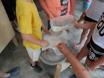 Mletje žita na pravi kamniti mlin