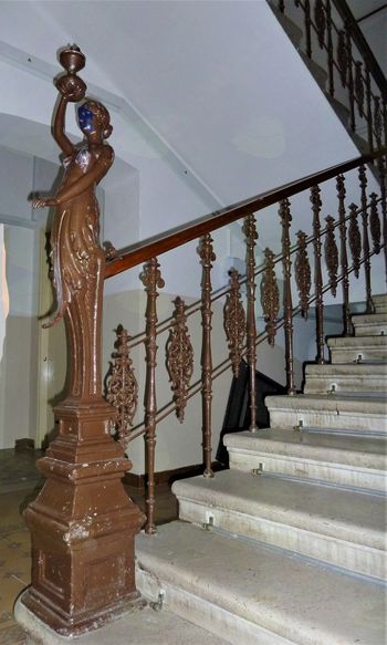 Litoželezna stopniščna ograja v Jochmannovi vili v Ajdovščini