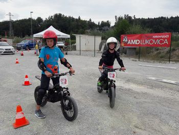 Otroci na e-Trial motorjih