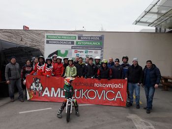 Božični Trial – vozniki na trial motorjih igrali nogomet