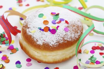 »Peka pustnih krofov in flancatov«