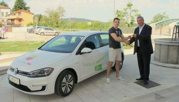 Stefan Stanić prevzel električni avtomobil