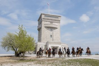 Konjeniške poti: rdeča nit med Vipavsko dolino in Krasom