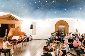 Grand Siècle na Cerju z Evo Dolinšek