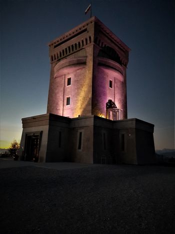 Pomnik miru na Cerju ob svetovnem dnevu raka trebušne slinavke žari v vijolični barvi