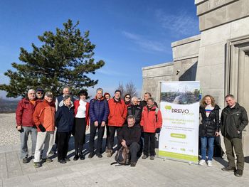Društvo upokojencev Ministrstva za obrambo poskrbelo za uvod v sezono pogozdovanja pogorišča na Cerju