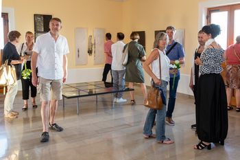 V POMNIKU MIRU NA CERJU ODPRTA RAZSTAVA TEMNINE IN SVETLOBE