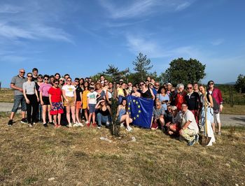 Obisk francoskih gostov in donacija lipe Občine Komen