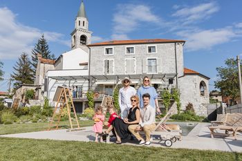 Hiša Brinovka - Hiša z dušo Krasa in časa: Ustvarjalnost in kulturna izmenjava