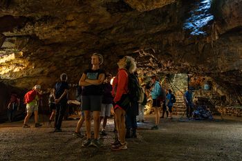 Voden pohod po kraški gmajni in ogled Krompirjeve jame