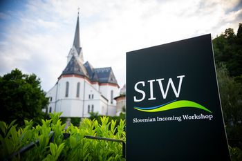 Miren Kras med ponudniki turistične borze SIW 2024