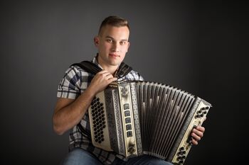 JESENSKI POZDRAV - VEČER ZABAVNE IN NARODNO ZABAVNE GLASBE - TIMOTEJ LUKEŽIČ Z BENDOM IN GOSTI