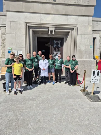 NA UTVV VEČ KOT 2600 TEKAČEV IZ 60 DRŽAV, NAJVZDRŽLJIVEŠJI TUDI SKOZI POMNIK MIRU NA CERJU