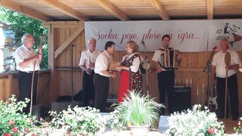 Socka poje, pleše in igra Socka poje, pleše in igra