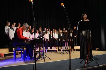 VRHUNSKA PEVKA IN GLASBENI SPREMLJEVALEC