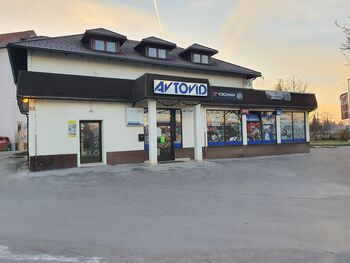 35 let pogleda pod avtomobilske pokrove in podvozja