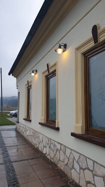 Tradicionalna gostilna z avtorskimi jedmi, poudarkom na lokalnih sestavinah in sodobni interpretaciji klasike Tradicionalna gostilna z avtorskimi jedmi, poudarkom na lokalnih sestavinah in sodobni interpretaciji klasike