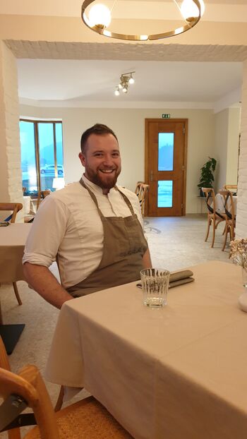 Tradicionalna gostilna z avtorskimi jedmi, poudarkom na lokalnih sestavinah in sodobni interpretaciji klasike Tradicionalna gostilna z avtorskimi jedmi, poudarkom na lokalnih sestavinah in sodobni interpretaciji klasike