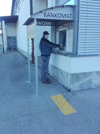 RAZKUŽEVANJE BANKOMATOV IN JAVNIH POVRŠIN