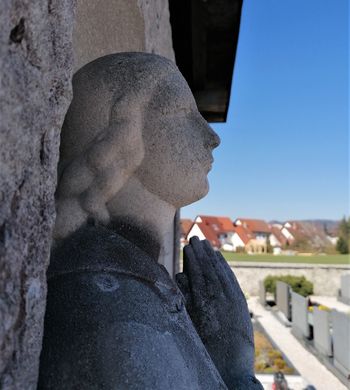 Nagrobni spomenik družine de Gleria v Dolnjem Logatcu Nagrobni spomenik družine de Gleria v Dolnjem Logatcu