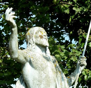 Monumentalen litoželezen nagrobni spomenik Salmove livarne na pokopališču Stožice v Ljubljani