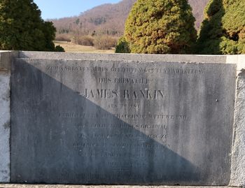 Nagrobni spomenik Jamesa Rankina na pokopališču v Planini, umrlega leta 1855 zaradi kolere 