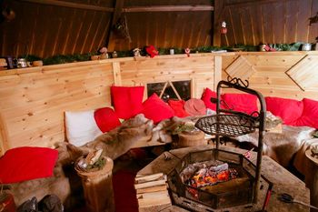 Obisk pri Božičku v pravljični hiški z ognjiščem