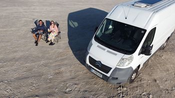 Potopisno predavanje: "100 dni na poti", Anja Plesec in Darjan Grudnik bosta predstavila njuno potovanje do Nordkappa in nazaj z doma izdelanim avtodomom