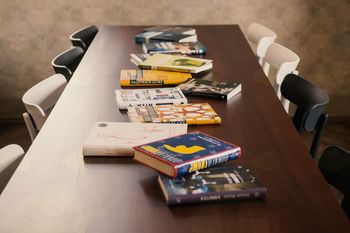 Skrivno življenje knjig, literarna omizja: O svetu tukaj in zdaj