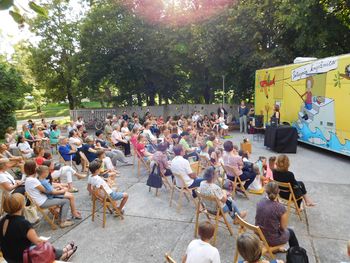 Večer kamišibaj gledališča na vrtu Lavričeve knjižnice