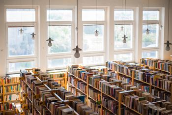 Sejem knjig in ponudba iz knjižnične bukvarne