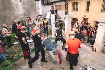 Ulični koncert tolkalske skupine Sherzer brigade