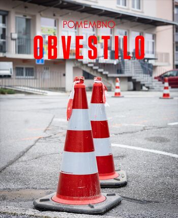 Onemogočeno parkiranje pred Lavričevo knjižnico Ajdovščina 