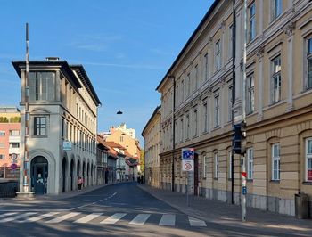 Enajsta šola v knjigarni: Mesto živi v ljudeh. Od Peglezna do Peglezna
