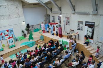 Dvorska Muca Copatarica v knjižnici Mirana Jarca Novo mesto