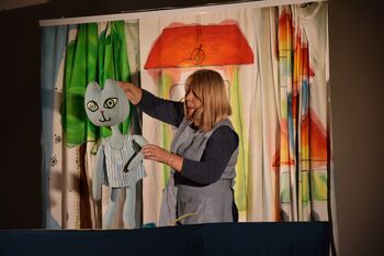 Lutkovna pravljica o muci, ki nerednim otrokom odnese copate