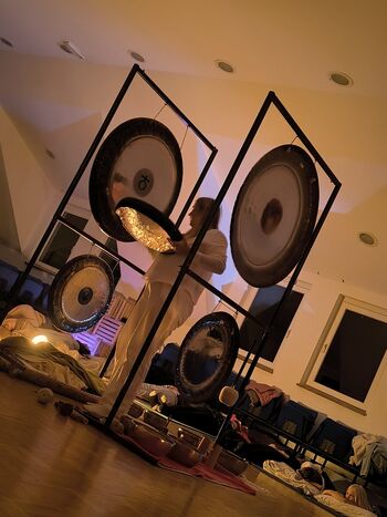 Zvočna GONG kopel na Dvoru ponovno napolnila z vibracijami miru