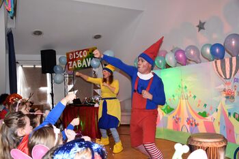 Pestro in veselo pustno popoldne na Dvoru