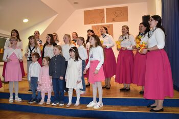 Najlepši poklon za mamice: glasba in rožice